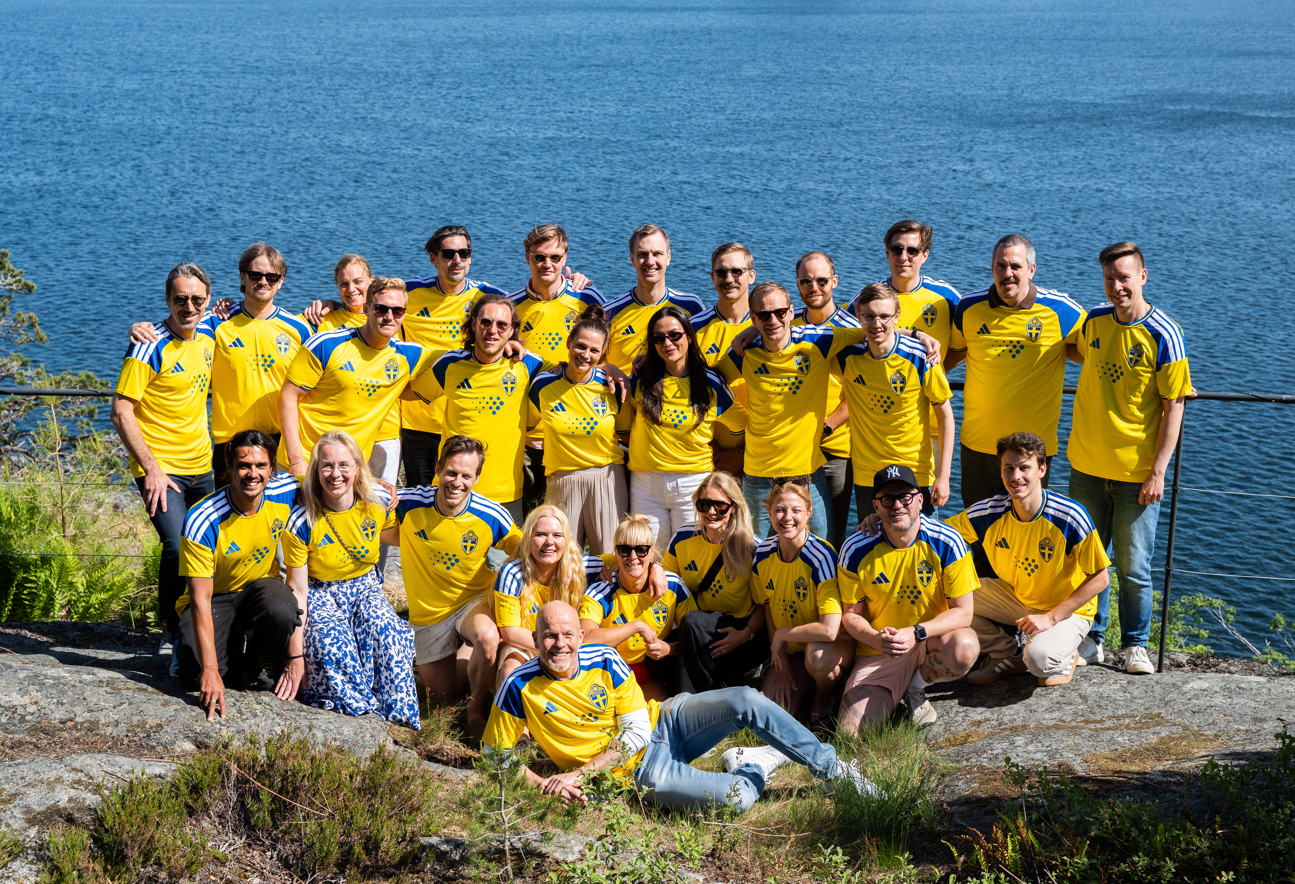 Wayke-teamet i gula tröjor vid vattnet